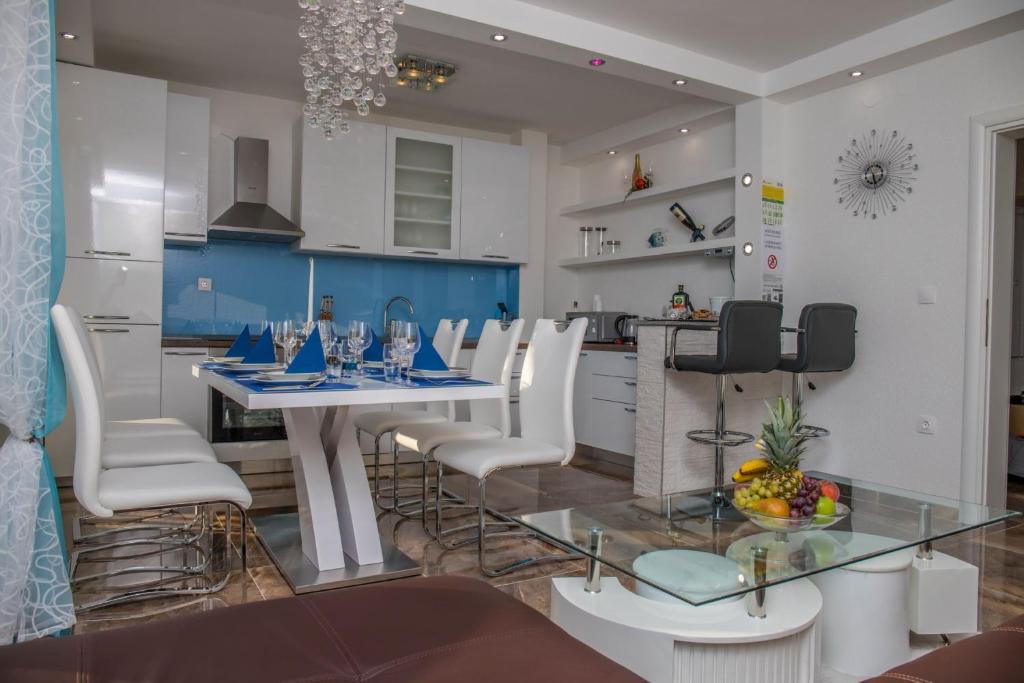 Kuchyňa alebo kuchynka v ubytovaní Apartman Crikvenica 30218 - Mira