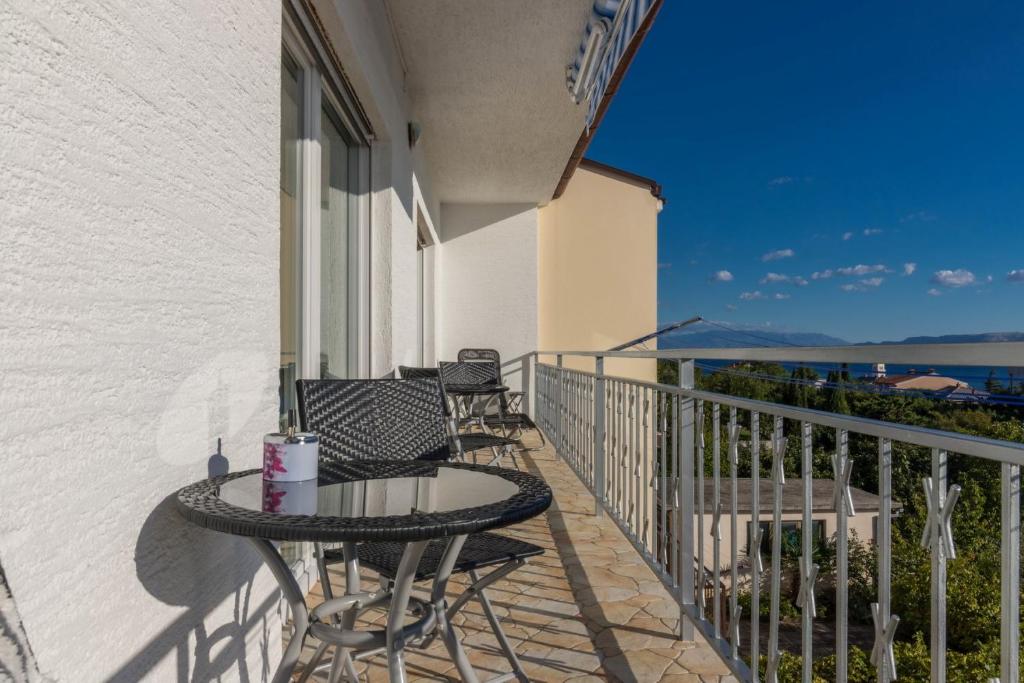 Balkón alebo terasa v ubytovaní Apartman Crikvenica 30218 - Mira