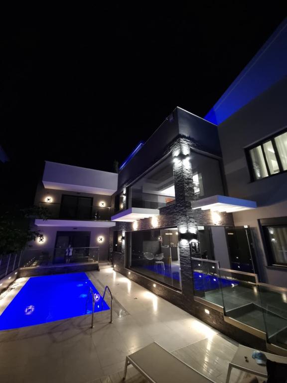 Bazén v ubytování LUXSUITES nebo v jeho okolí