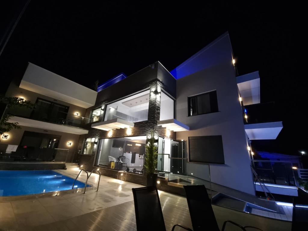 Bazén v ubytování LUXSUITES nebo v jeho okolí