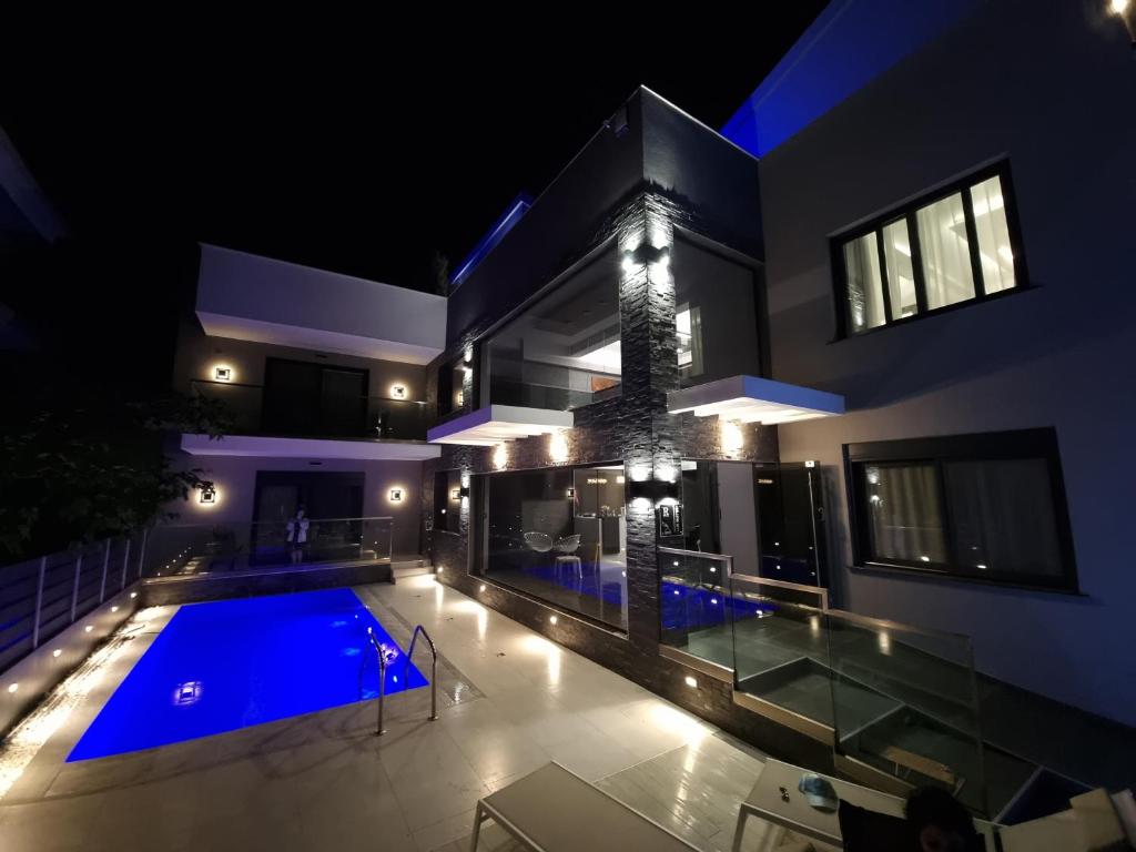 Bazén v ubytování LUXSUITES nebo v jeho okolí