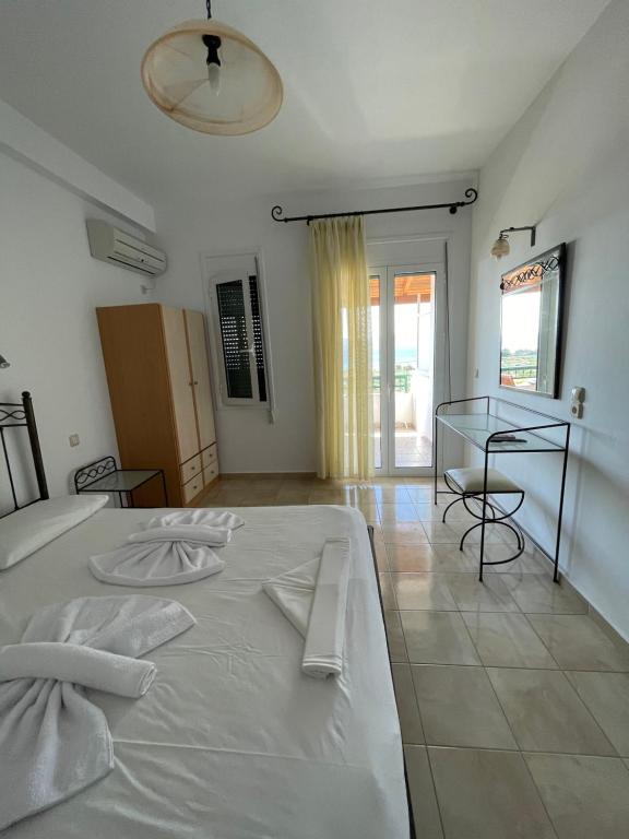 Postel nebo postele na pokoji v ubytování Niriides Rooms