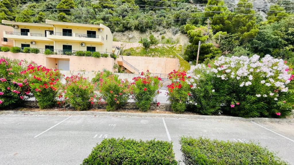 Vonkajšia záhrada v ubytovaní Panoramic sea view1bedroom Apart.Glyfada beach2-4p