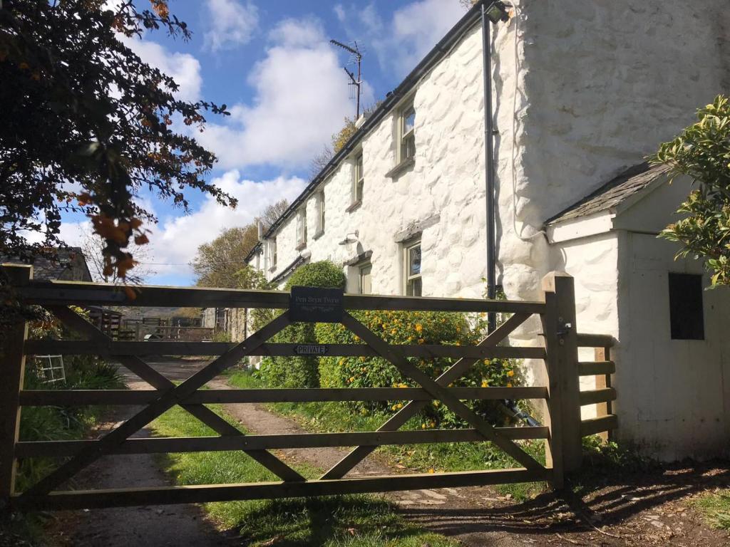 Idlewild Animal Sanctuary Farmhouse stay - Charity - Housity