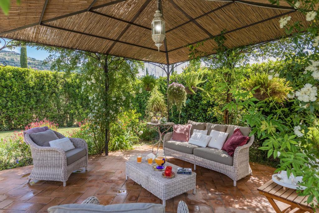 A garden outside LA CAPANNINA 2&2, Emma Villas