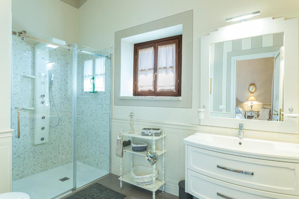 A bathroom at LA CAPANNINA 2&2, Emma Villas