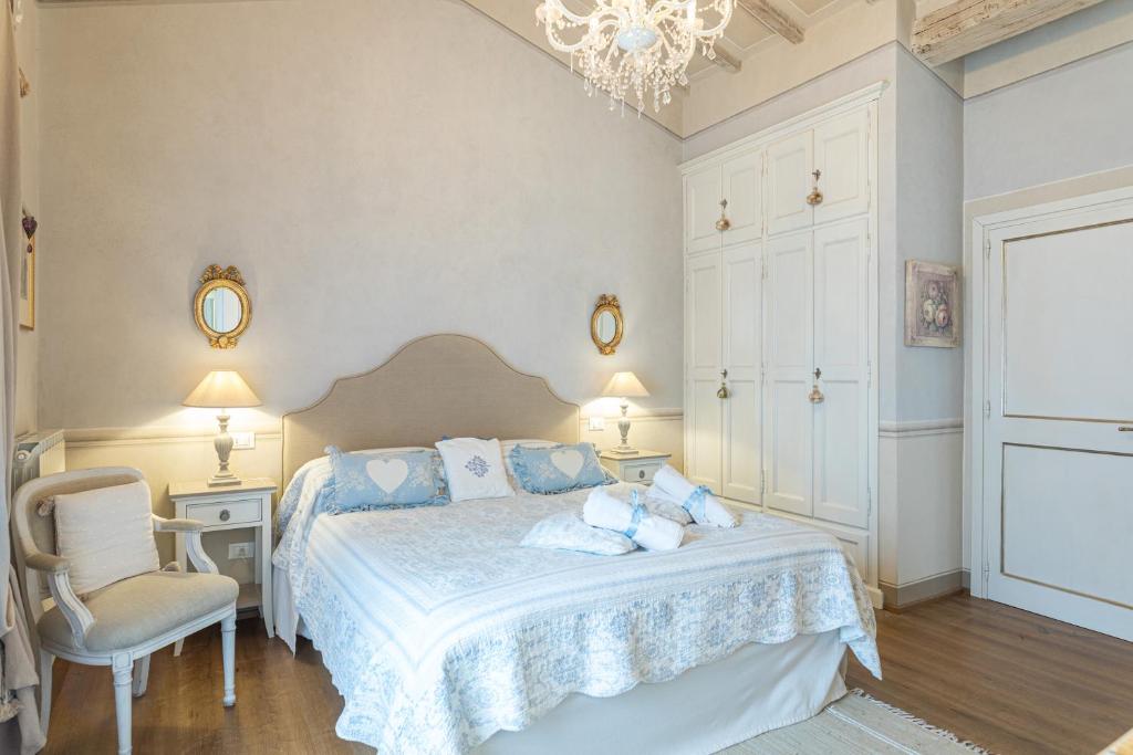 A bed or beds in a room at LA CAPANNINA 2&2, Emma Villas