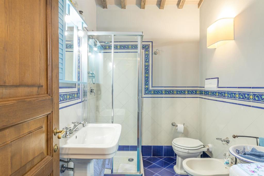 A bathroom at LA CAPANNINA 2&2, Emma Villas