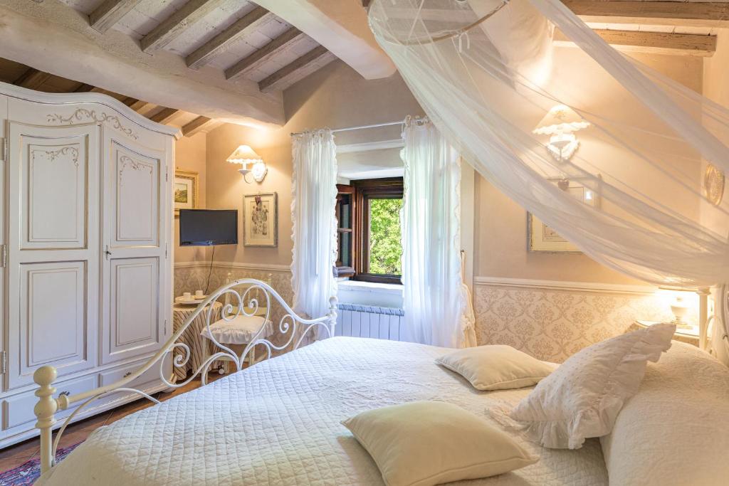 A bed or beds in a room at LA CAPANNINA 2&2, Emma Villas