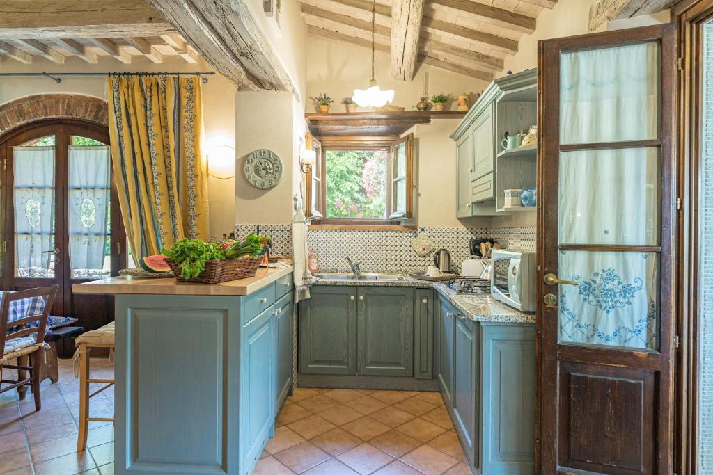 A kitchen or kitchenette at LA CAPANNINA 2&2, Emma Villas