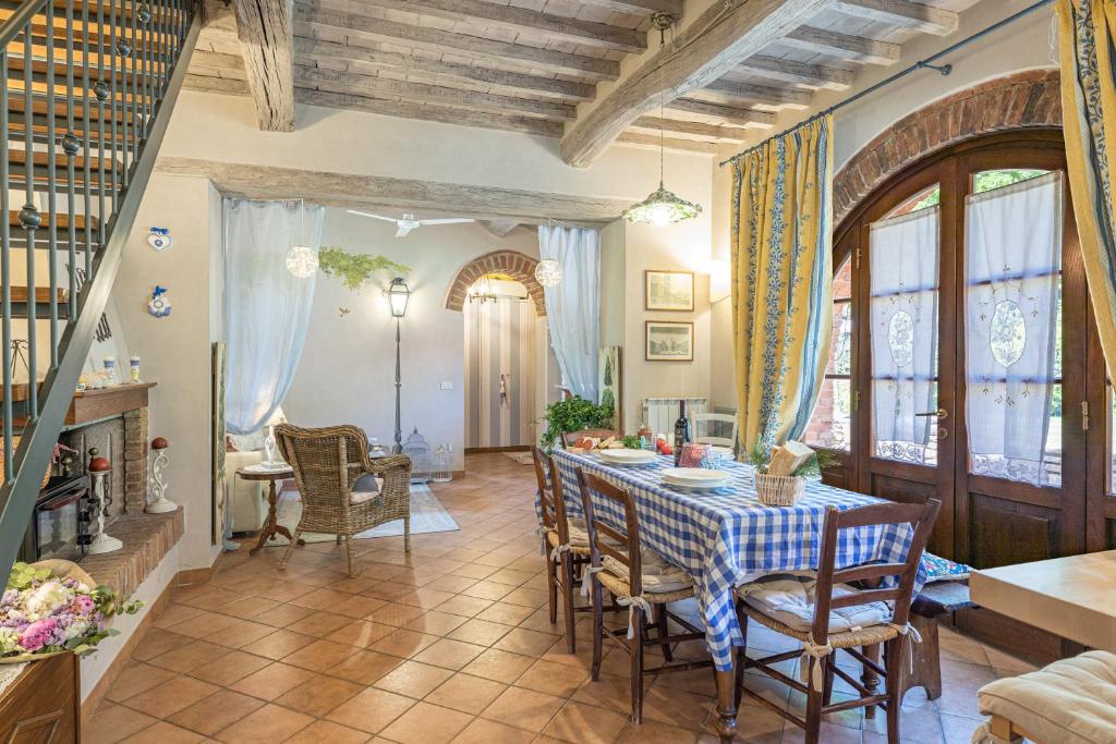 A seating area at LA CAPANNINA 2&2, Emma Villas