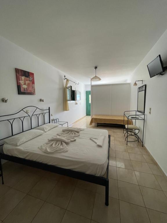 Postel nebo postele na pokoji v ubytování Niriides Rooms
