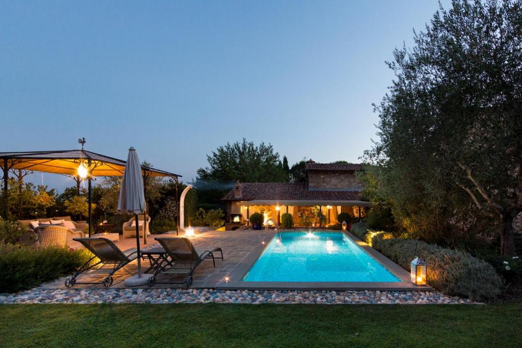 The swimming pool at or close to LA CAPANNINA 2&2, Emma Villas