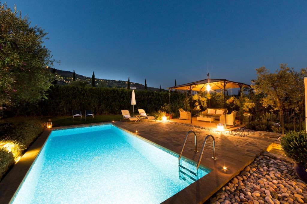 The swimming pool at or close to LA CAPANNINA 2&2, Emma Villas