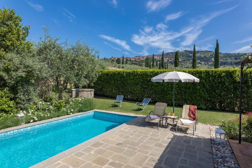 The swimming pool at or close to LA CAPANNINA 2&2, Emma Villas