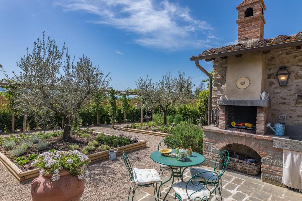 A garden outside LA CAPANNINA 2&2, Emma Villas