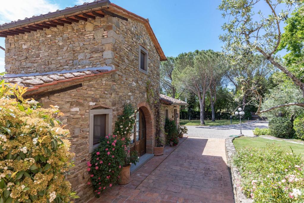 A garden outside LA CAPANNINA 2&2, Emma Villas