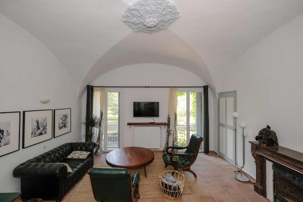 Televízia a/alebo spoločenská miestnosť v ubytovaní Villa des Antiquaires