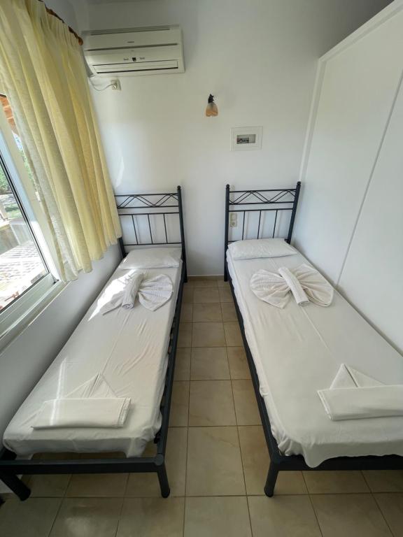 Postel nebo postele na pokoji v ubytování Niriides Rooms