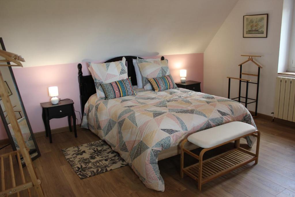 a bedroom with a bed and two lamps on tables at ROC callac in Saint-Gilles-du-Vieux-Marché