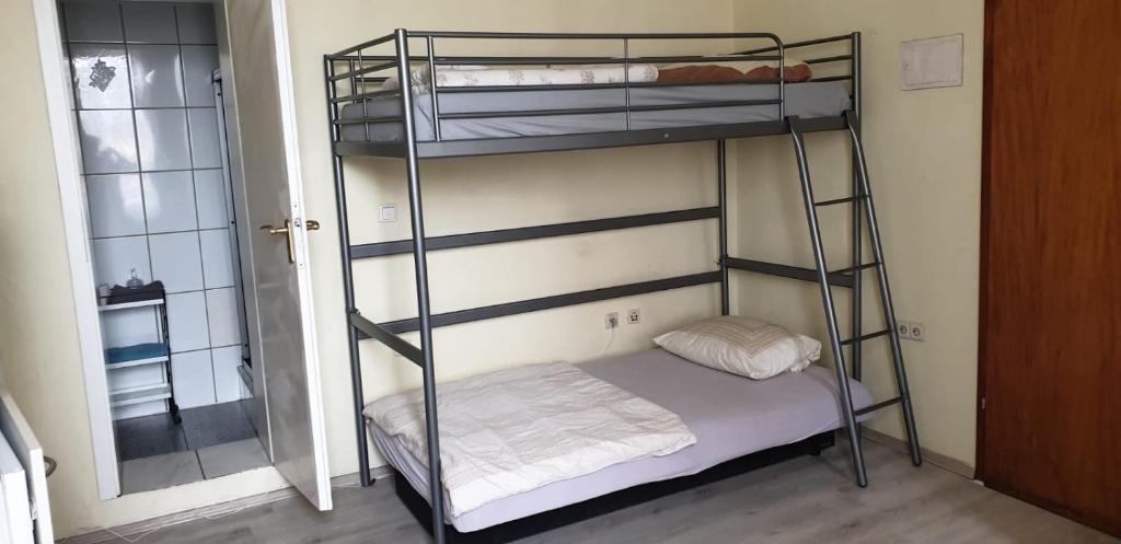 sypialnia z 2 łóżkami piętrowymi w pokoju w obiekcie MA-A2 Single Wohnung w mieście Krefeld
