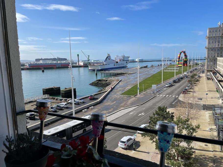 een uitzicht vanuit een raam van een stad met een haven bij "L'amarrage" 2 chambres Perret Pleine Vue Mer in Le Havre