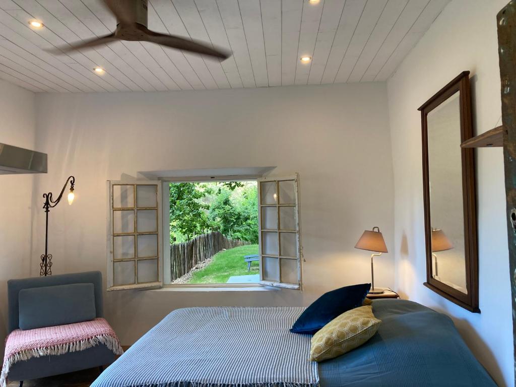 En eller flere senge i et værelse på EcoVacances à la Ferme Le Pouget - Le Studio