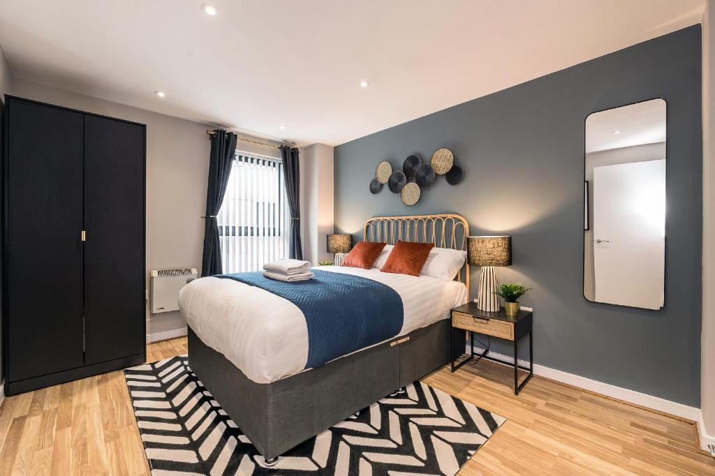 ein Schlafzimmer mit einem großen Bett und einem Spiegel in der Unterkunft Host & Stay - Duke Street Abode in Liverpool
