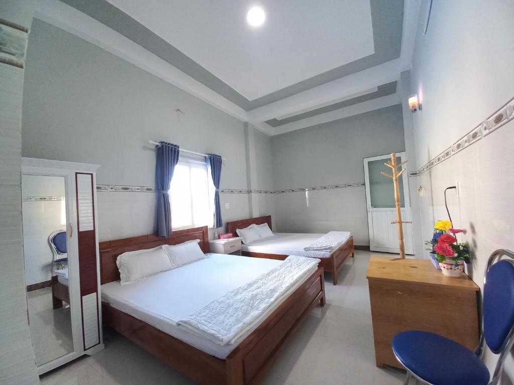 1 Schlafzimmer mit 2 Betten und einem Fenster in der Unterkunft Nhà nghỉ Mỹ Nhật - Đảo Phú Quý -Bình Thuận in Cu Lao Thu