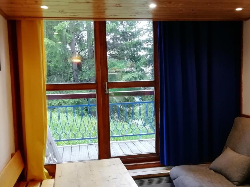 Cette chambre dispose d'une fenêtre offrant une vue sur une terrasse couverte. dans l'établissement Appartement 5 personnes proche pistes à Arc 1800, village de Charmettoger - FR-1-411-209, à Arc 1800