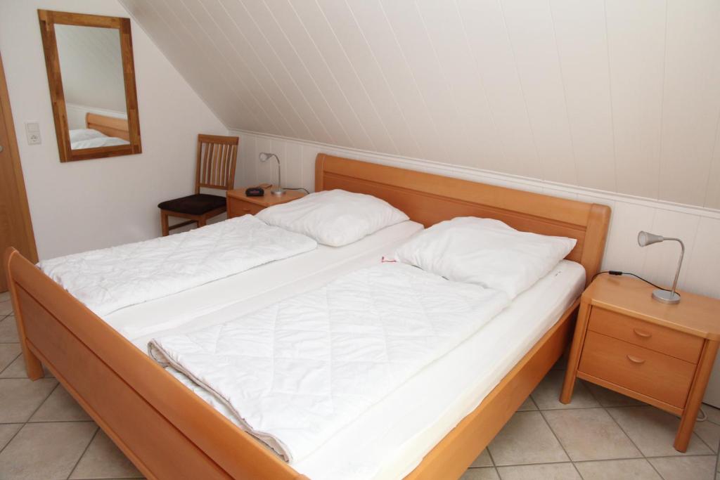 Postel nebo postele na pokoji v ubytování Nordlicht Greetsiel