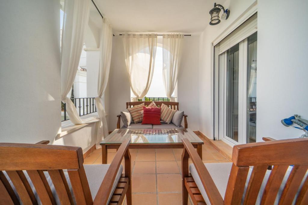 ein Wohnzimmer mit Tisch und Couch in der Unterkunft Quiet Two Bedroom Apartment2 - RA2521LT in Torre-Pacheco