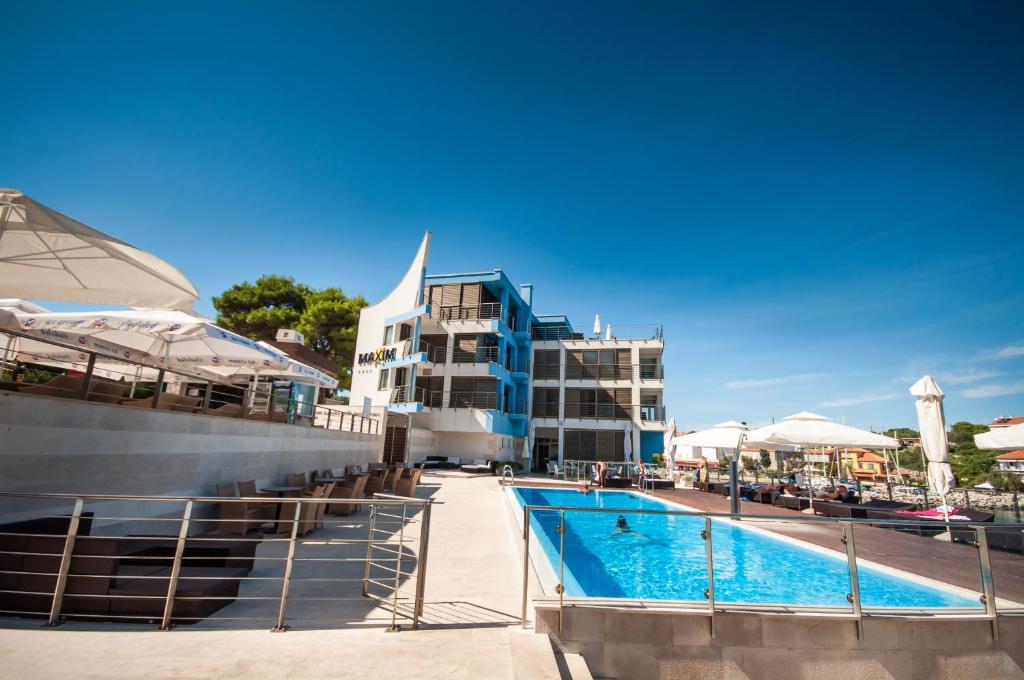 Bazén v ubytování Hotel Maxim nebo v jeho okolí