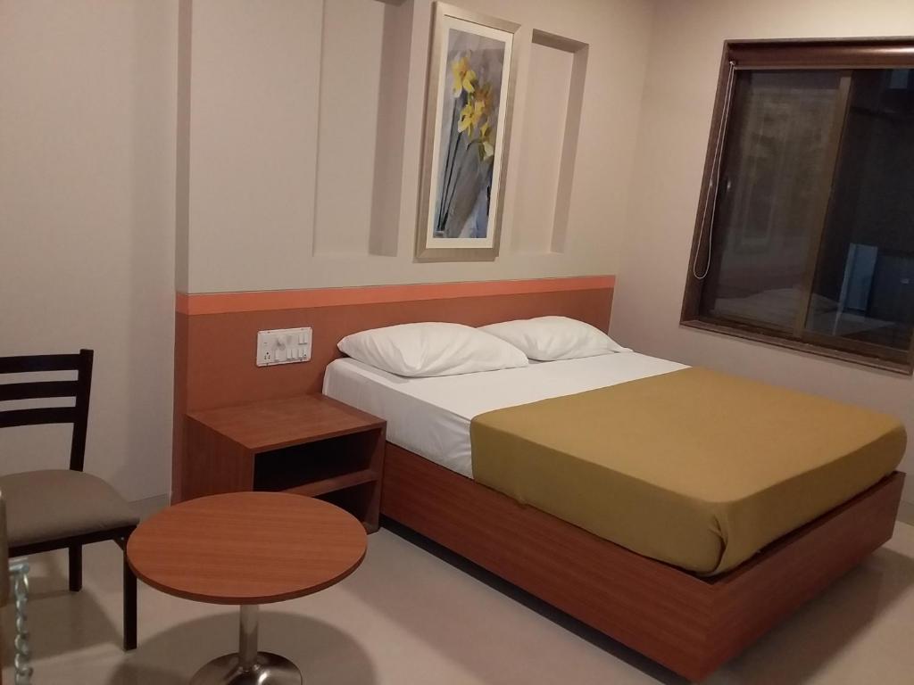 Postel nebo postele na pokoji v ubytování Sai Palace Express(Shirdi)