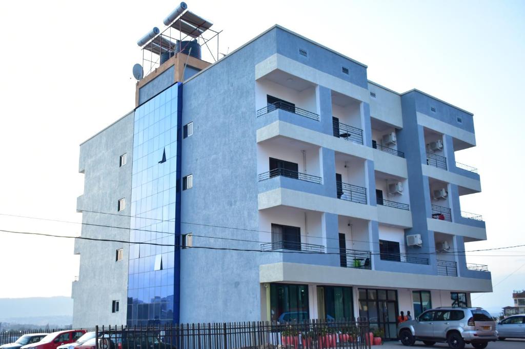 Centric Hotel في كيغالي: مبنى أزرق عليه طاحونة هواء
