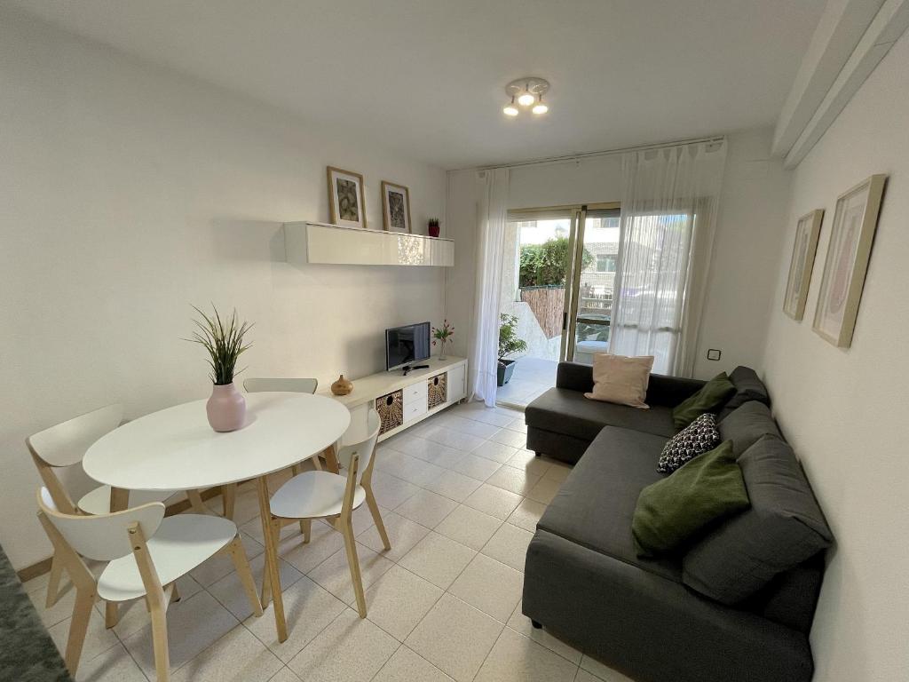 La Pineda Holiday Apartment by PriorityVillas - Apartamento Con Terraza