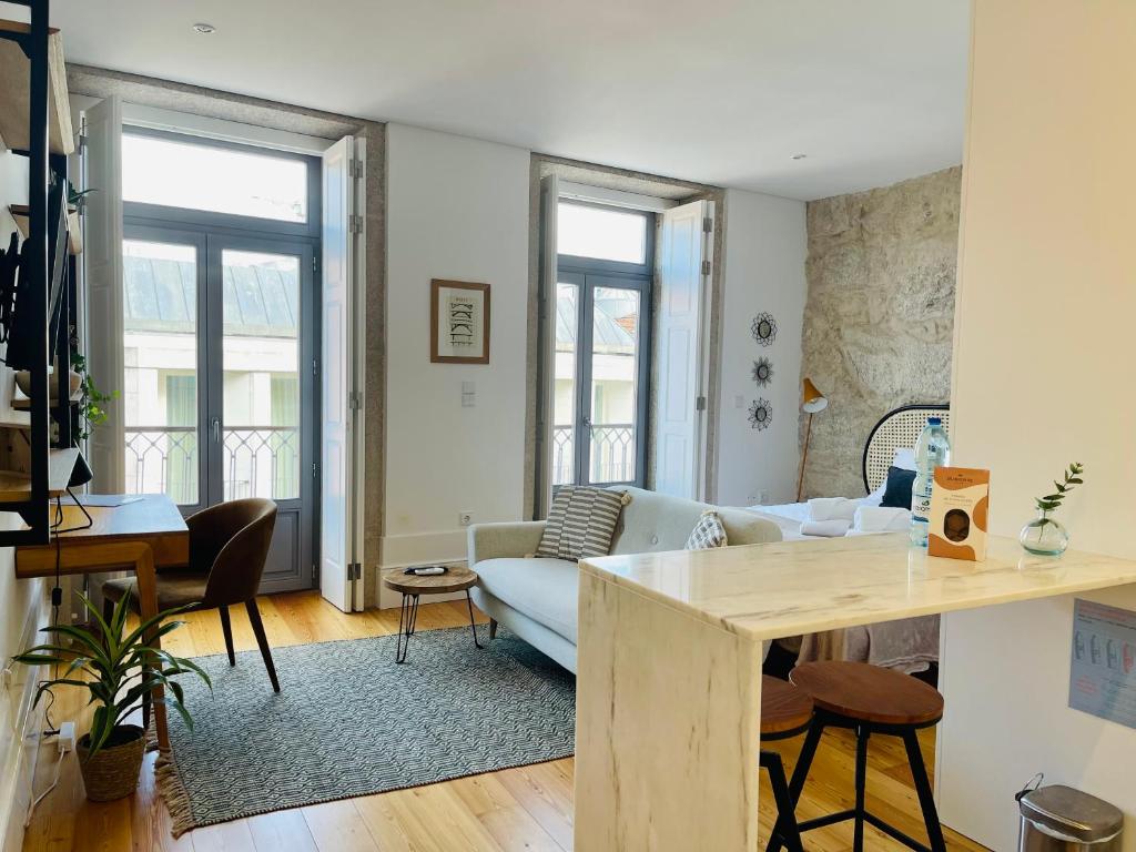 - un salon avec un canapé et une table dans l'établissement Lindo apartamento em zona central, Batalha - Porto, à Porto