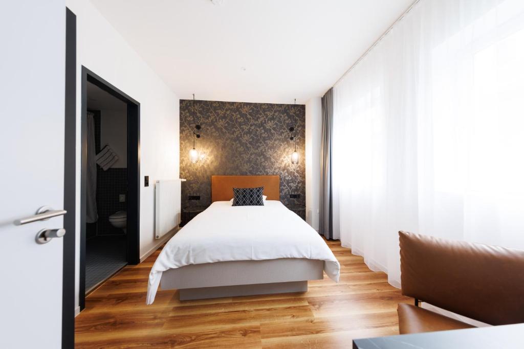 1 dormitorio con cama y pared en Internationales Studierendenhotel en Stuttgart