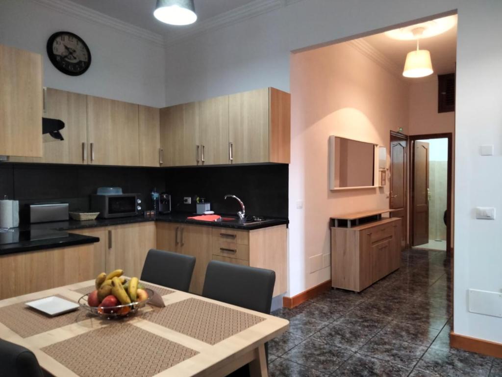 kuchnia ze stołem, na którym stoi miska z owocami w obiekcie APARTAMENTOS La PEÑA A w mieście La Guancha