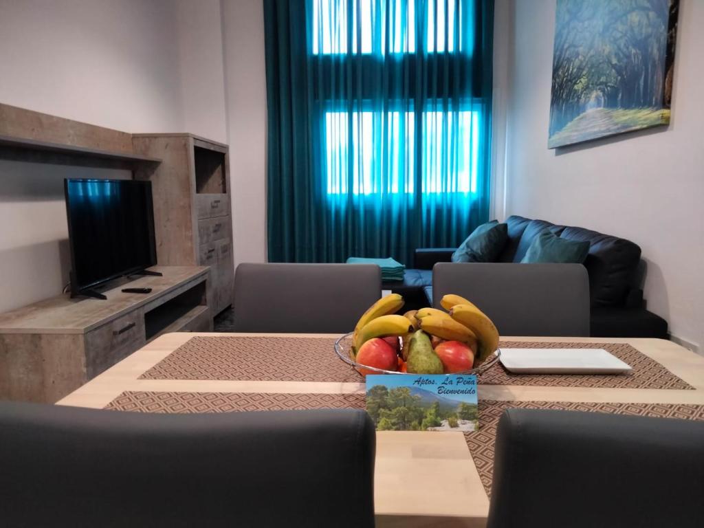 pokój ze stołem, na którym stoi miska z owocami w obiekcie APARTAMENTOS La PEÑA A w mieście La Guancha