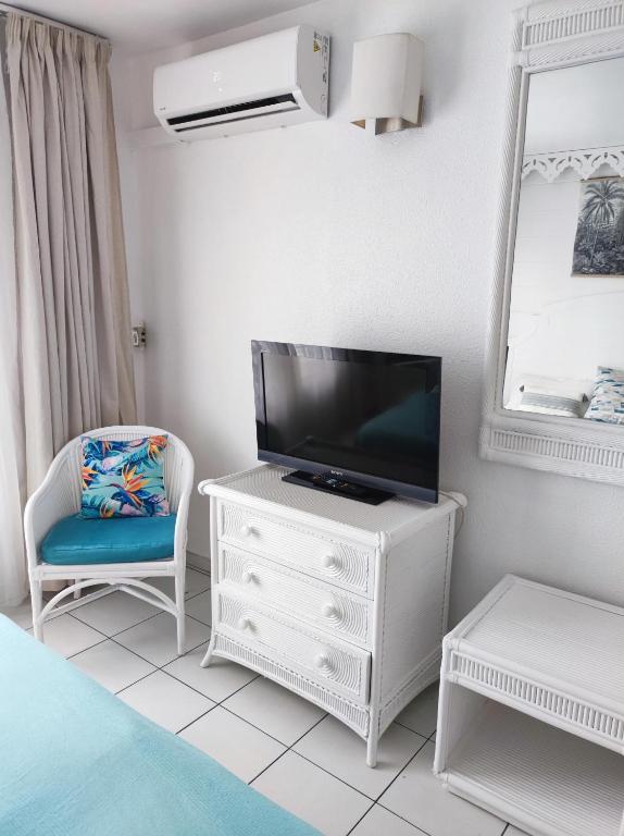 TV a/nebo společenská místnost v ubytování Résidence Turquoise Guadeloupe - Vue mer et lagon