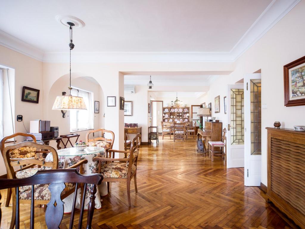 - une salle à manger et un salon avec une table à manger et des chaises dans l'établissement Miramar. Basquenjoy, à Fontarrabie