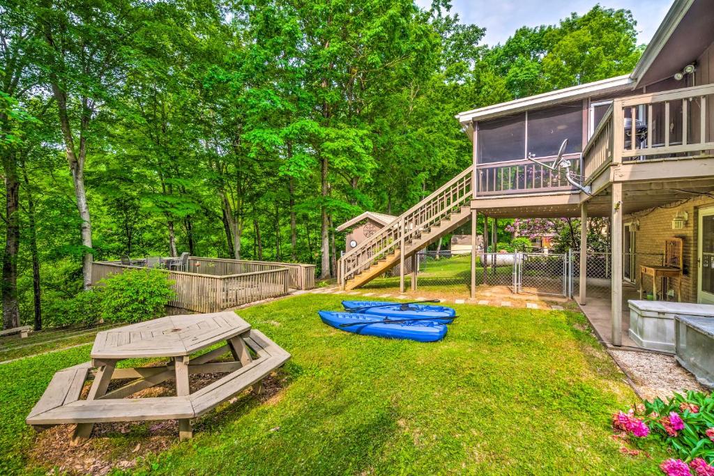 un patio con trampolines azules en la hierba en Barren River Lake Home with Boat Dock and Grill!, en Lucas