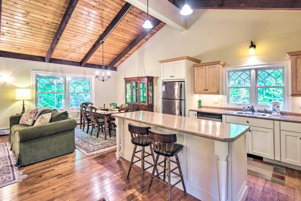una cocina abierta y una sala de estar con una gran isla. en 4 Mi to Ski Slopes Family-Friendly Bartlett Home!, en Bartlett
