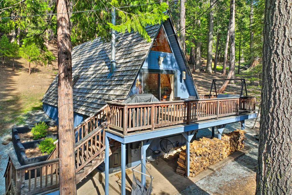 Photo de la galerie de l'établissement Dreamy Woodland Hideaway with Grills and Fire Pit!, à Camp Connell