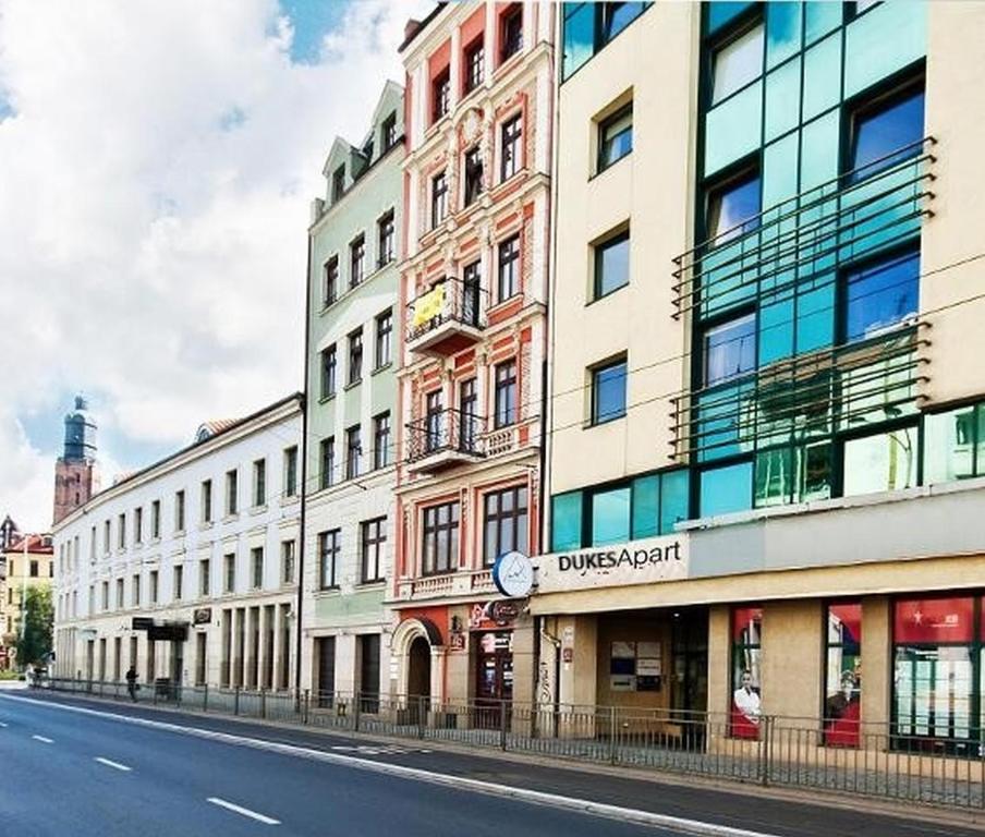 rząd budynków po stronie ulicy w obiekcie DUKES ApartHostel - pokoje prywatne, RYNEK we Wrocławiu