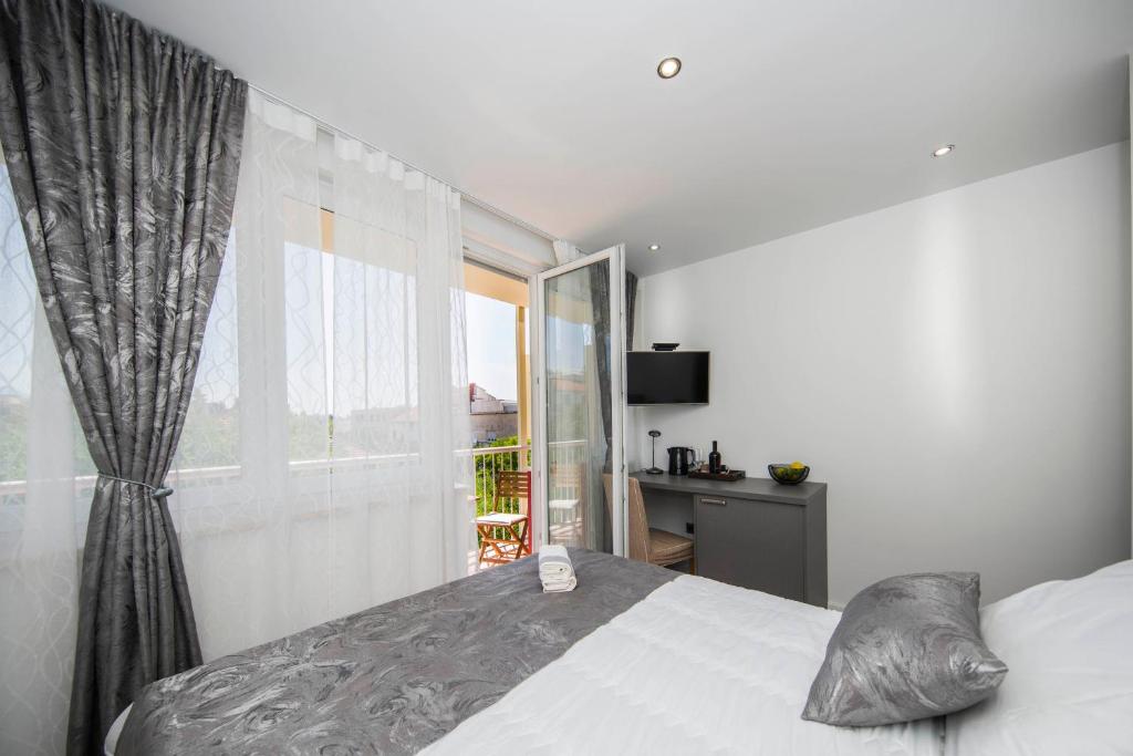 Posteľ alebo postele v izbe v ubytovaní Sunrise View Balcony