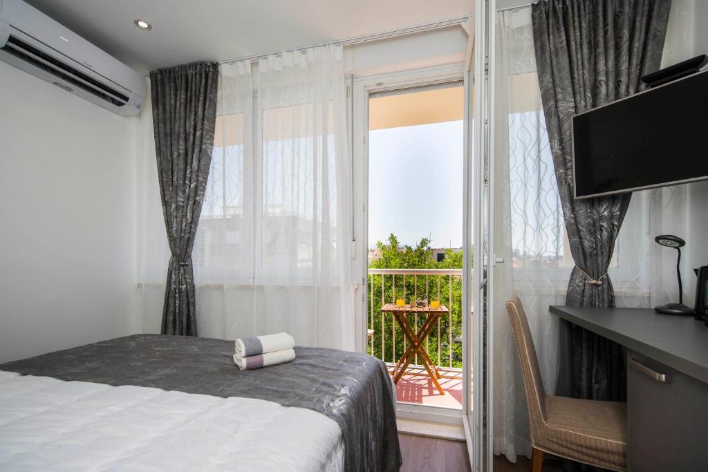 Posteľ alebo postele v izbe v ubytovaní Sunrise View Balcony