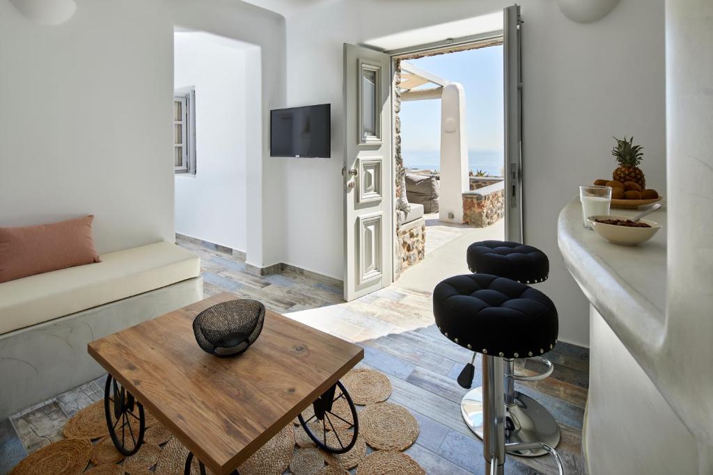 TV a/nebo společenská místnost v ubytování El Verano Suites