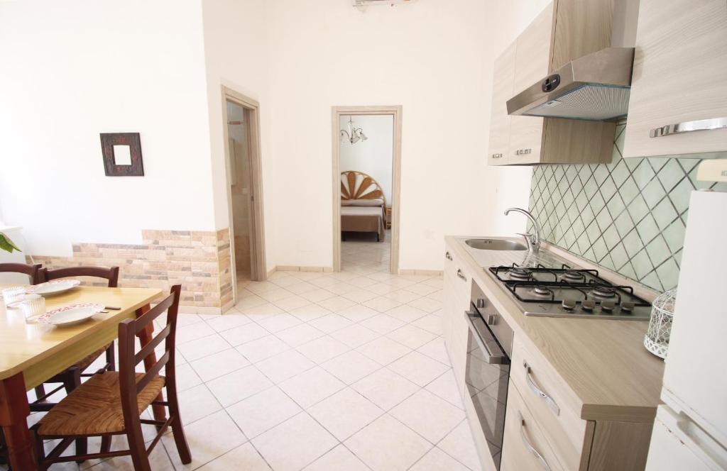 A kitchen or kitchenette at Casa Simone by RENTHOUSESALENTO
